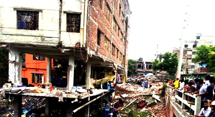অটোরিক্সা তৈরির কারখানায় ব্যাটারি বিস্ফোরণে ১৫ জন আহত
